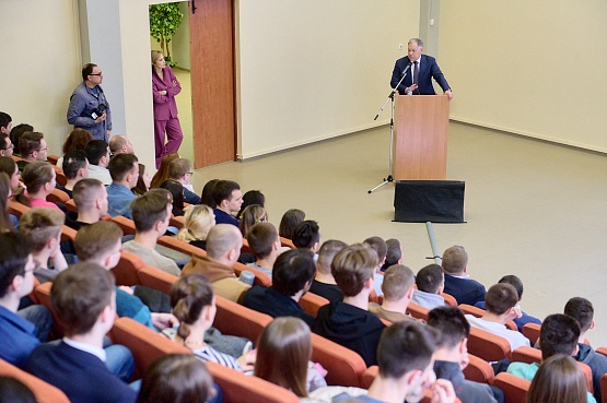По пути возможностей: в МАДИ прошла публичная лекция главы Автодора Вячеслава Петушенко